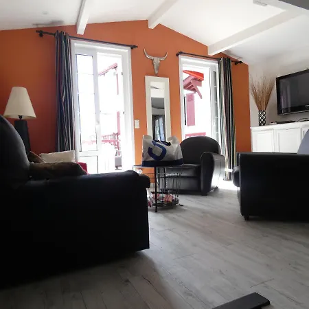 En Plein Coeur Du Village De Et De Ses Commerces Et A 200 Metres De La Mer, Un T2 Sympa Vakantiehuis