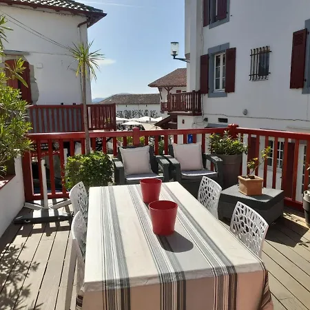 En Plein Coeur Du Village De Et De Ses Commerces Et A 200 Metres De La Mer, Un T2 Sympa * Bidart