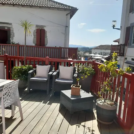 En Plein Coeur Du Village De Et De Ses Commerces Et A 200 Metres De La Mer, Un T2 Sympa Vakantiehuis *