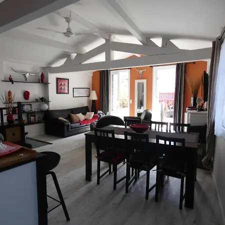 En Plein Coeur Du Village De Et De Ses Commerces Et A 200 Metres De La Mer, Un T2 Sympa