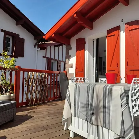 En Plein Coeur Du Village De Et De Ses Commerces Et A 200 Metres De La Mer, Un T2 Sympa